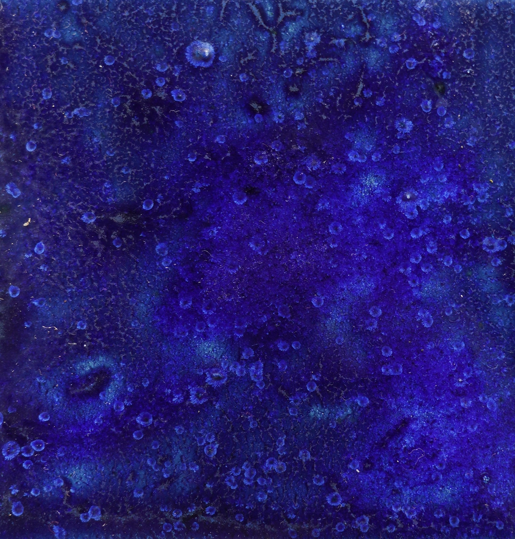 Blauw kristallijn keramisch glazuur met fijne minerale kristalvorming en subtiele oppervlaktestructuur.